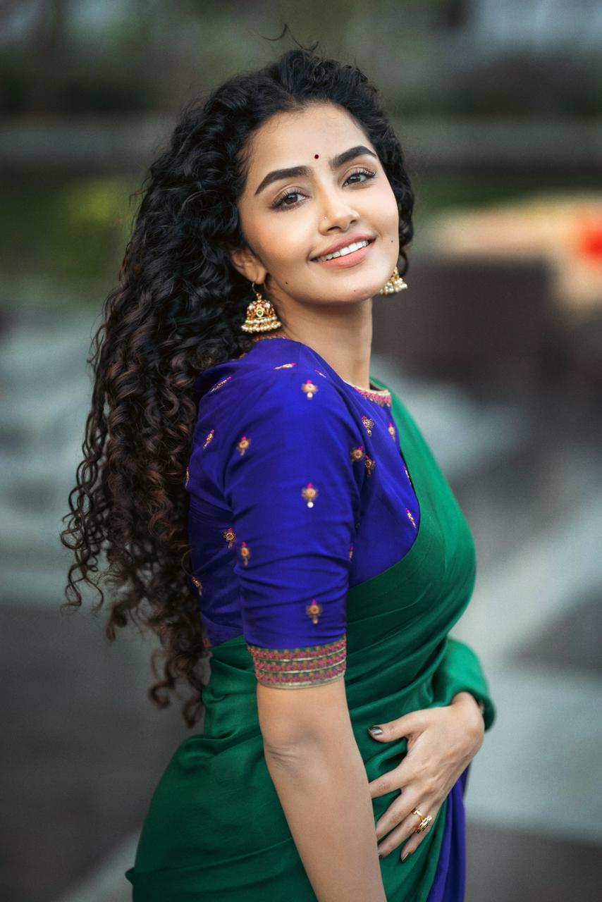 Nyssa Saree - Emerald Green & Indigo (Anupama Parameshwaran)